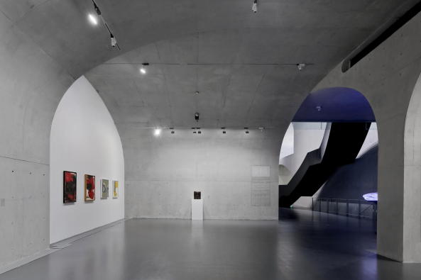 Museum, Kunstmuseum, baunetz, Atelier Deshaus, Long Museum West Bund, Liu Yichun, Chen Yifeng, Shanghai, Beton, Betonb�gen, Transformation, Industriekultur West Bund, Moderne Kunst, klassische Moderne, zeitgen�ssische Kunst, minimalistisch, concrete, modern art, industrial, modern art,