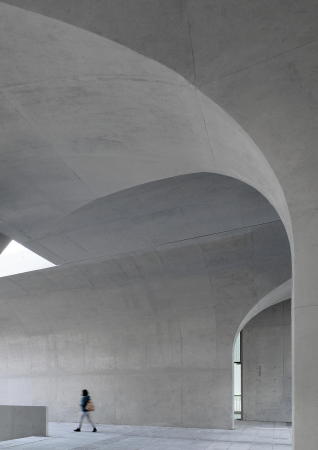 Museum, Kunstmuseum, baunetz, Atelier Deshaus, Long Museum West Bund, Liu Yichun, Chen Yifeng, Shanghai, Beton, Betonbgen, Transformation, Industriekultur West Bund, Moderne Kunst, klassische Moderne, zeitgenssische Kunst, minimalistisch, concrete, modern art, industrial, modern art,