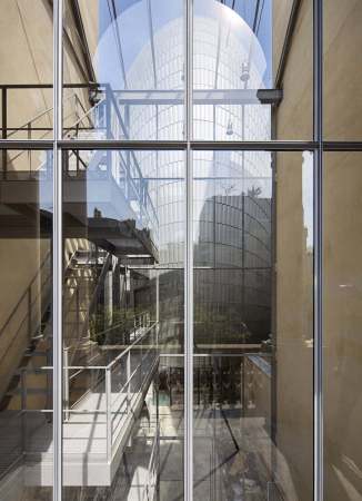 Pathe Foundation, Fondation J�r�me Seydoux Path�, Renzo Piano, Fondation Path�, headquarter, B�rositz, Fassade, Archivgeb�ude, Archiv, Ausstellung, Stiftung Pathe, Transparenz, �ffenlticher Raum, Gew�chshaus, greenhouse, Tageslicht, Garten, Glas, glass, natural light, Filmkunst, cinematographic art