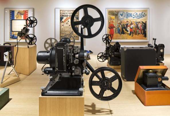 Pathe Foundation, Fondation J�r�me Seydoux Path�, Renzo Piano, Fondation Path�, headquarter, B�rositz, Fassade, Archivgeb�ude, Archiv, Ausstellung, Stiftung Pathe, Transparenz, �ffenlticher Raum, Gew�chshaus, greenhouse, Tageslicht, Garten, Glas, glass, natural light, Filmkunst, cinematographic art