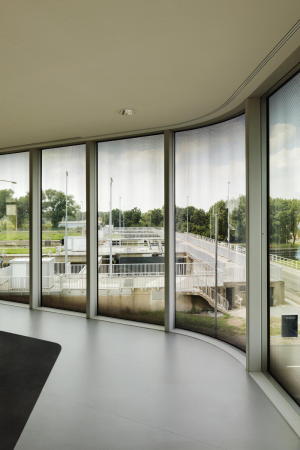 Schiffahrtsamt, Verkehrsbau, Wiel Arets, Jan Bitter, Bettina Kraus, Jan Bitter, Brogebude, Glasfassade, Schleuse, Schiff, Julius Klatte, Harold Hermans, Rob Willemse, Office, Maasbracht, Regiocentrale Zuid, Dutch, Belgian, Niederlande, Belgien, headquarters, water traffic control, Wasserwege, Kanal, Bassin, Wasserbassin, Netherlands, Rijkswaterstaat, Aussicht, Wasserlandschaft