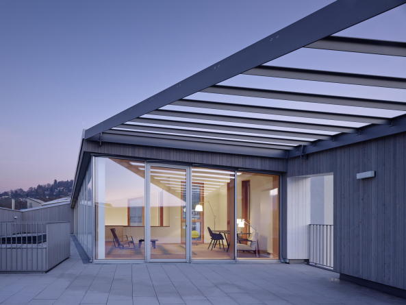 Barkow Leibinger, Hotel, Wohnhaus, Vauban, grnes Haus, Nachhaltigkeit, nachhaltiges bauen, Zooey Braun, Frank Barkow, Regine Leibinger, Holzfassade, Holz, Fassadenbewuchs, Weinranken, Ina Reinecke, Green City Hotel, Freiburg, Paula-Modersohn-Platz, Western Red Cedar,