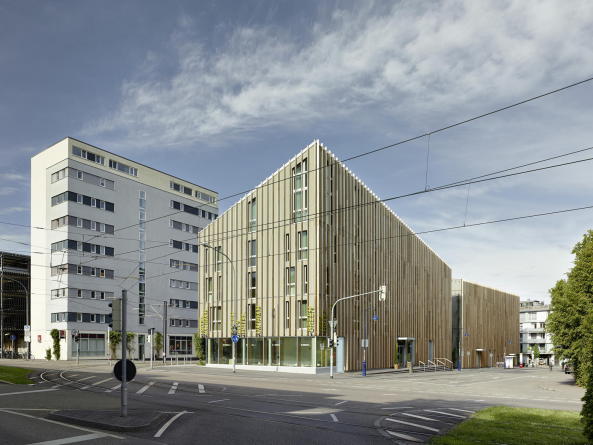 Barkow Leibinger, Hotel, Wohnhaus, Vauban, grnes Haus, Nachhaltigkeit, nachhaltiges bauen, Zooey Braun, Frank Barkow, Regine Leibinger, Holzfassade, Holz, Fassadenbewuchs, Weinranken, Ina Reinecke, Green City Hotel, Freiburg, Paula-Modersohn-Platz, Western Red Cedar,