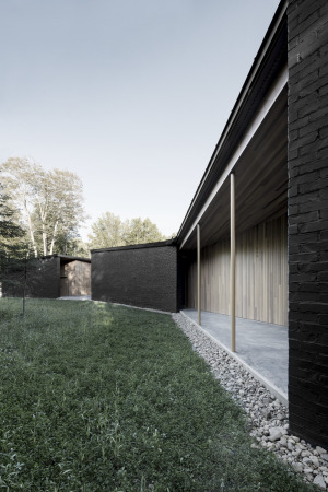 L'eran; The Screen; Alain Carle architecte; Montreal; Quebec; Saint Victor; See, Lake; Haus am See; House by the lake; brick; painted black; black brick; Rotzeder; Wentworth Nord; Einfamilienhaus; Family Home; Architektur; architecture, Adrien Williams