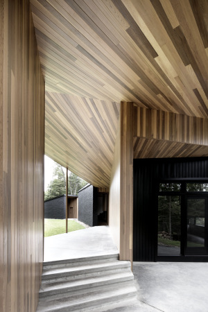 L'eran; The Screen; Alain Carle architecte; Montreal; Quebec; Saint Victor; See, Lake; Haus am See; House by the lake; brick; painted black; black brick; Rotzeder; Wentworth Nord; Einfamilienhaus; Family Home; Architektur; architecture, Adrien Williams