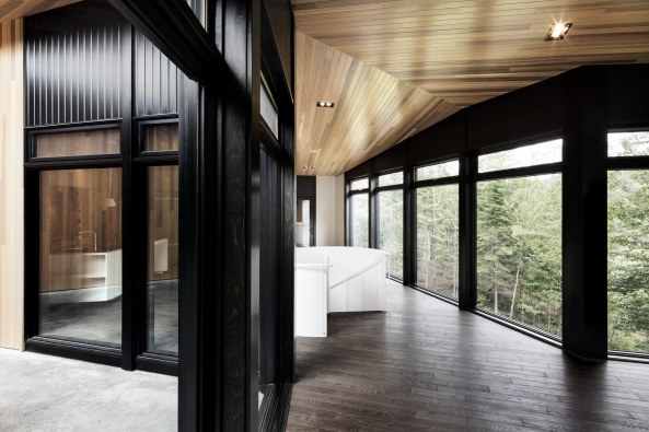 L'eran; The Screen; Alain Carle architecte; Montreal; Quebec; Saint Victor; See, Lake; Haus am See; House by the lake; brick; painted black; black brick; Rotzeder; Wentworth Nord; Einfamilienhaus; Family Home; Architektur; architecture, Adrien Williams