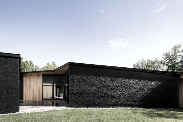 L'eran; The Screen; Alain Carle architecte; Montreal; Quebec; Saint Victor; See, Lake; Haus am See; House by the lake; brick; painted black; black brick; Rotzeder; Wentworth Nord; Einfamilienhaus; Family Home; Architektur; architecture, Adrien Williams
