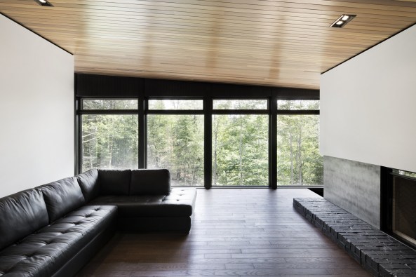 L'eran; The Screen; Alain Carle architecte; Montreal; Quebec; Saint Victor; See, Lake; Haus am See; House by the lake; brick; painted black; black brick; Rotzeder; Wentworth Nord; Einfamilienhaus; Family Home; Architektur; architecture, Adrien Williams