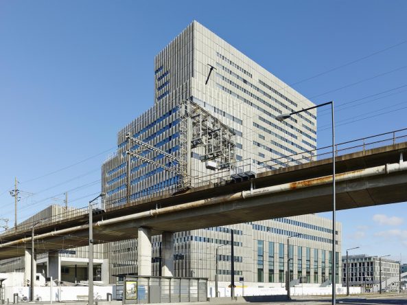 EM2N, EM2N Architects,  Mathias M�ller und Daniel Niggli, Z�rich, Toni-Areal, Allreal Toni AG, Umbau, ZhdK, ZHAW, Z�rcher Hochschule der K�snte, Studieren in Z�rich, Fassade, facade, Lochblech, realities:united, Jan  Edler, Tim Edler, Lichtkonzept, Zusammenschlu� von ZHAW und ZHdK, Superinstitution, Megageb�ude, Lichtskulptur, Licht, light, Perforation, Bauwelt, Baunetz, Baunetz-Meldungen, Architektur in der Schweiz, Neues Z�rich, Buildings in Zurich, Signaletik, Schriftzug, Licht im Umbau, Milch, Miclhfabrik, Vision, Medienfassade, Architektur studieren, Hochschule Z�rich, Lichtkonzept, Creative City,ehemalige Milchfabrik, vertikaler Boulevard, Zumtobel,