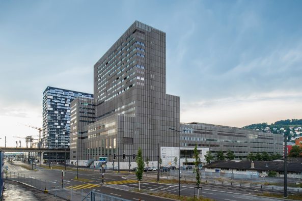 EM2N, EM2N Architects,  Mathias M�ller und Daniel Niggli, Z�rich, Toni-Areal, Allreal Toni AG, Umbau, ZhdK, ZHAW, Z�rcher Hochschule der K�snte, Studieren in Z�rich, Fassade, facade, Lochblech, realities:united, Jan  Edler, Tim Edler, Lichtkonzept, Zusammenschlu� von ZHAW und ZHdK, Superinstitution, Megageb�ude, Lichtskulptur, Licht, light, Perforation, Bauwelt, Baunetz, Baunetz-Meldungen, Architektur in der Schweiz, Neues Z�rich, Buildings in Zurich, Signaletik, Schriftzug, Licht im Umbau, Milch, Miclhfabrik, Vision, Medienfassade, Architektur studieren, Hochschule Z�rich, Lichtkonzept, Creative City,ehemalige Milchfabrik, vertikaler Boulevard, Zumtobel,