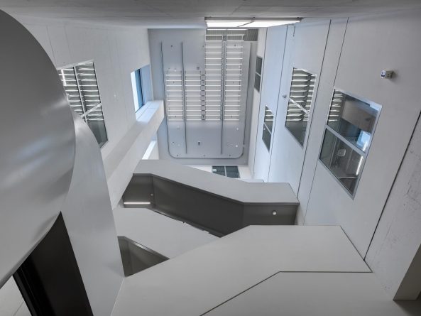 EM2N, EM2N Architects,  Mathias Mller und Daniel Niggli, Zrich, Toni-Areal, Allreal Toni AG, Umbau, ZhdK, ZHAW, Zrcher Hochschule der Ksnte, Studieren in Zrich, Fassade, facade, Lochblech, realities:united, Jan  Edler, Tim Edler, Lichtkonzept, Zusammenschlu von ZHAW und ZHdK, Superinstitution, Megagebude, Lichtskulptur, Licht, light, Perforation, Bauwelt, Baunetz, Baunetz-Meldungen, Architektur in der Schweiz, Neues Zrich, Buildings in Zurich, Signaletik, Schriftzug, Licht im Umbau, Milch, Miclhfabrik, Vision, Medienfassade, Architektur studieren, Hochschule Zrich, Lichtkonzept, Creative City,ehemalige Milchfabrik, vertikaler Boulevard, Zumtobel,