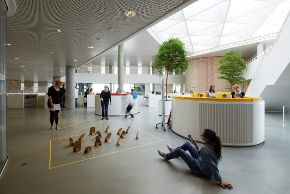 SDU Kolding, Universit�t, Henning Larsen, D�nemark, Dreieck, Denmark, university, triangle, Bildungseinrichtung, Campus Kolding, Fassade, facade, Farbe, Sonnenschutz, Atrium, Treppe, stairs, Kanten, perforierter Stahl, Stahl, steel