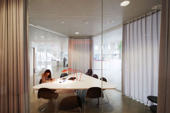 SDU Kolding, Universit�t, Henning Larsen, D�nemark, Dreieck, Denmark, university, triangle, Bildungseinrichtung, Campus Kolding, Fassade, facade, Farbe, Sonnenschutz, Atrium, Treppe, stairs, Kanten, perforierter Stahl, Stahl, steel