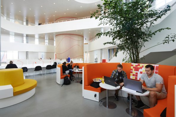 SDU Kolding, Universit�t, Henning Larsen, D�nemark, Dreieck, Denmark, university, triangle, Bildungseinrichtung, Campus Kolding, Fassade, facade, Farbe, Sonnenschutz, Atrium, Treppe, stairs, Kanten, perforierter Stahl, Stahl, steel