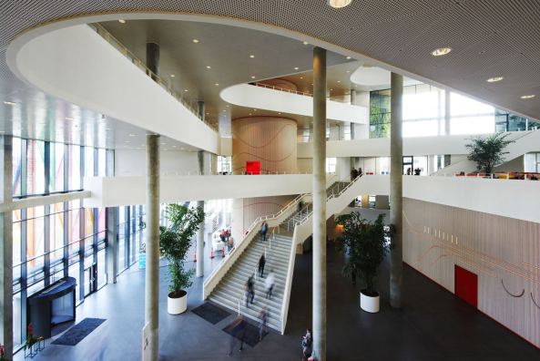SDU Kolding, Universit�t, Henning Larsen, D�nemark, Dreieck, Denmark, university, triangle, Bildungseinrichtung, Campus Kolding, Fassade, facade, Farbe, Sonnenschutz, Atrium, Treppe, stairs, Kanten, perforierter Stahl, Stahl, steel