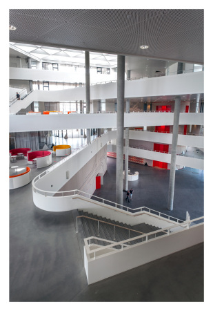 SDU Kolding, Universitt, Henning Larsen, Dnemark, Dreieck, Denmark, university, triangle, Bildungseinrichtung, Campus Kolding, Fassade, facade, Farbe, Sonnenschutz, Atrium, Treppe, stairs, Kanten, perforierter Stahl, Stahl, steel