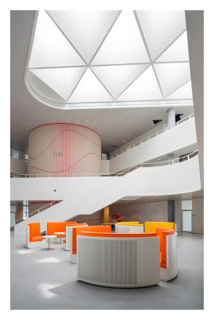 SDU Kolding, Universitt, Henning Larsen, Dnemark, Dreieck, Denmark, university, triangle, Bildungseinrichtung, Campus Kolding, Fassade, facade, Farbe, Sonnenschutz, Atrium, Treppe, stairs, Kanten, perforierter Stahl, Stahl, steel