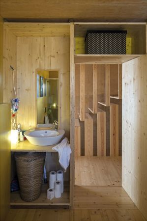 Palmela, Portugal, village, Kleinstadt, Barris Valley, Beton, concrete, Mittelalter, Monolith, Fassade, Ocker, Farbe, Holz, wood, Haus, Wohnhaus, housing, Weinbaugebiet, vineyard