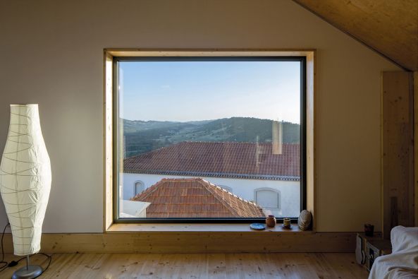 Palmela, Portugal, village, Kleinstadt, Barris Valley, Beton, concrete, Mittelalter, Monolith, Fassade, Ocker, Farbe, Holz, wood, Haus, Wohnhaus, housing, Weinbaugebiet, vineyard