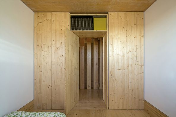 Palmela, Portugal, village, Kleinstadt, Barris Valley, Beton, concrete, Mittelalter, Monolith, Fassade, Ocker, Farbe, Holz, wood, Haus, Wohnhaus, housing, Weinbaugebiet, vineyard