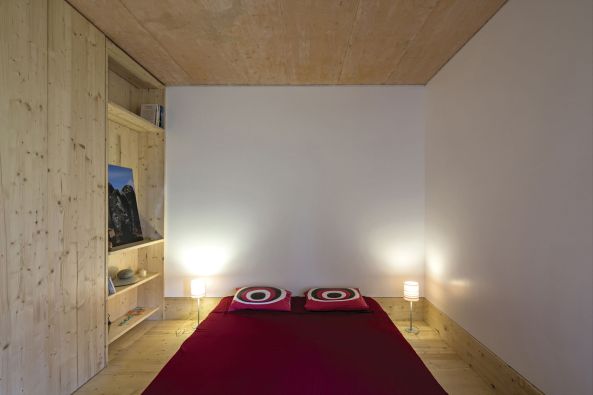 Palmela, Portugal, village, Kleinstadt, Barris Valley, Beton, concrete, Mittelalter, Monolith, Fassade, Ocker, Farbe, Holz, wood, Haus, Wohnhaus, housing, Weinbaugebiet, vineyard