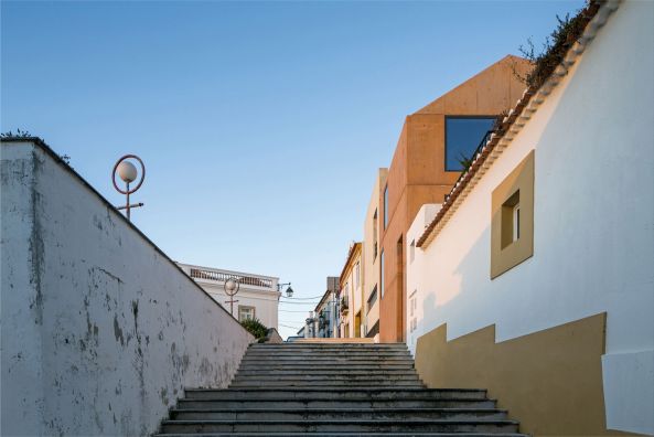 Palmela, Portugal, village, Kleinstadt, Barris Valley, Beton, concrete, Mittelalter, Monolith, Fassade, Ocker, Farbe, Holz, wood, Haus, Wohnhaus, housing, Weinbaugebiet, vineyard