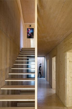 Palmela, Portugal, village, Kleinstadt, Barris Valley, Beton, concrete, Mittelalter, Monolith, Fassade, Ocker, Farbe, Holz, wood, Haus, Wohnhaus, housing, Weinbaugebiet, vineyard