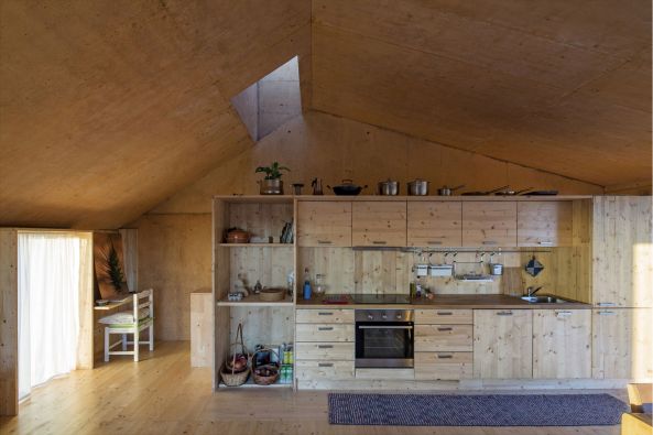 Palmela, Portugal, village, Kleinstadt, Barris Valley, Beton, concrete, Mittelalter, Monolith, Fassade, Ocker, Farbe, Holz, wood, Haus, Wohnhaus, housing, Weinbaugebiet, vineyard