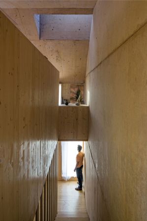 Palmela, Portugal, village, Kleinstadt, Barris Valley, Beton, concrete, Mittelalter, Monolith, Fassade, Ocker, Farbe, Holz, wood, Haus, Wohnhaus, housing, Weinbaugebiet, vineyard