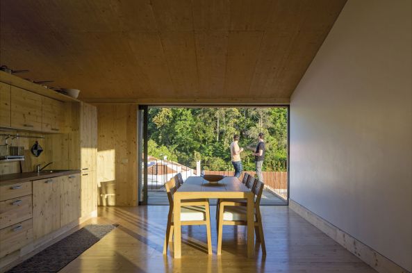 Palmela, Portugal, village, Kleinstadt, Barris Valley, Beton, concrete, Mittelalter, Monolith, Fassade, Ocker, Farbe, Holz, wood, Haus, Wohnhaus, housing, Weinbaugebiet, vineyard