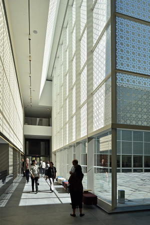 Aga Khan Museum, islamic arts, culture, Ismaili Studies, Charles Correa, Fumihiko Maki, Museum, Museumsneubau, Toronto, Canada, Pritzker Preis, Aga Khan Development Network, Bata Shoes Head Office, Granit, Beton, Stahl, Licht, Light, Garden, Gartenbaukunst, limestone, Sandstein,  mashrabiya, Hof, Courtyard, Adrien Gardre