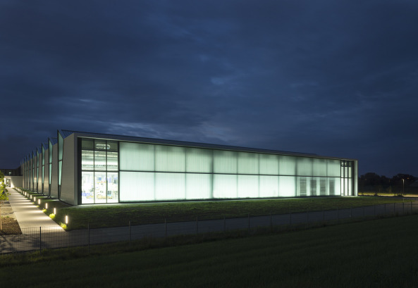 Barkow Leibinger  Architekten, Kaufbeuren, Berlin, HAWE Werk, Erffnung in Kaufbeuren, Halle, Hallenarchitektur, Fassade, Tragwerk, Neubau, construction, facade, corporate architecture, Frank Barkow, Regine Leibinger, HAWE Hydraulik, Produktionshalle, Baunetz, Baunetz-Meldungen, Allgu, Architektur im Allgu, Shed-Dach, Glas, Beton, Concrete, Profilglas, Bro, Verwaltung, Headquarter, Campus, Grne Fabrik