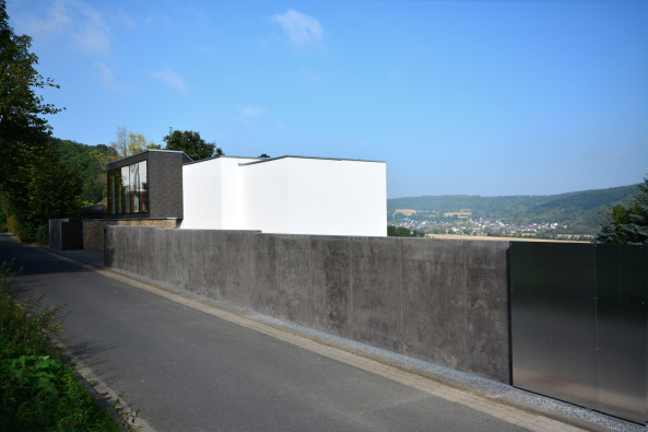 Florian Hertweck; Peter Hertweck; Devernois; Hertweck Devernois Architectes Urbanistes, Sinzig; Rheinland; Sinzig am Rhein; Einfamlienhaus; Haus am Hang; Sonnenfenster; Steinmauer; Holger Jacobs; Sonnenriegel; Neubau; Villa; Rheintal