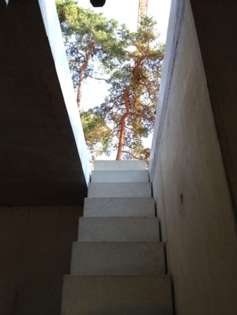 Sandwich am See, Beton, Concrete, Atelier ST, Leipzig, Haus am See, Wohnhaus, Schner Wohnen, Richtfest in Potsdam, Gro Glienicker See, Gro Glienicke, Silvia Thaut-Schellenberg, Sebastian Thaut, Privat Bauen, Einfamilienhaus, Betonhaus, Sandwich, kleine Huser, best architects, Glas, Industrieglas, Aussicht, Dachterrasse, Kiefern, Topographie, gnstig Bauen, Bauherren, Bauen bei Berlin, Richfest, Ausbau, Fenster, Glasfassade, facade, new architecture in germany, young architects