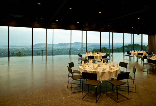 Gurten, Wabern, Schweiz, Pavillon, Stiftung Gurten, Park im Grnen, Gurten Pavillon, mlzd, Bankett, Fest, Eventlokal, Bern, Transparenz, Saal, Stahlplattform, Stahl, steel, pavilion, Dachkonstruktion, Masivstahlsttzen, Glas, Fassade, Stahlseilverspannung, Vorhang, Terrazzoboden, Messing, Kunst am Bau, Terrasse, Beton, Pendelsttze
