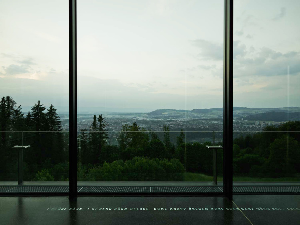 Gurten, Wabern, Schweiz, Pavillon, Stiftung Gurten, Park im Grnen, Gurten Pavillon, mlzd, Bankett, Fest, Eventlokal, Bern, Transparenz, Saal, Stahlplattform, Stahl, steel, pavilion, Dachkonstruktion, Masivstahlsttzen, Glas, Fassade, Stahlseilverspannung, Vorhang, Terrazzoboden, Messing, Kunst am Bau, Terrasse, Beton, Pendelsttze