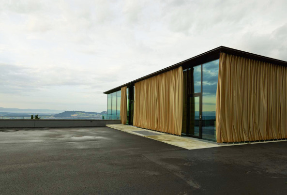 Gurten, Wabern, Schweiz, Pavillon, Stiftung Gurten, Park im Grnen, Gurten Pavillon, mlzd, Bankett, Fest, Eventlokal, Bern, Transparenz, Saal, Stahlplattform, Stahl, steel, pavilion, Dachkonstruktion, Masivstahlsttzen, Glas, Fassade, Stahlseilverspannung, Vorhang, Terrazzoboden, Messing, Kunst am Bau, Terrasse, Beton, Pendelsttze