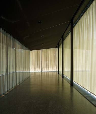 Gurten, Wabern, Schweiz, Pavillon, Stiftung Gurten, Park im Grnen, Gurten Pavillon, mlzd, Bankett, Fest, Eventlokal, Bern, Transparenz, Saal, Stahlplattform, Stahl, steel, pavilion, Dachkonstruktion, Masivstahlsttzen, Glas, Fassade, Stahlseilverspannung, Vorhang, Terrazzoboden, Messing, Kunst am Bau, Terrasse, Beton, Pendelsttze