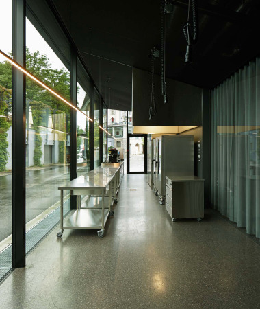 Gurten, Wabern, Schweiz, Pavillon, Stiftung Gurten, Park im Grnen, Gurten Pavillon, mlzd, Bankett, Fest, Eventlokal, Bern, Transparenz, Saal, Stahlplattform, Stahl, steel, pavilion, Dachkonstruktion, Masivstahlsttzen, Glas, Fassade, Stahlseilverspannung, Vorhang, Terrazzoboden, Messing, Kunst am Bau, Terrasse, Beton, Pendelsttze