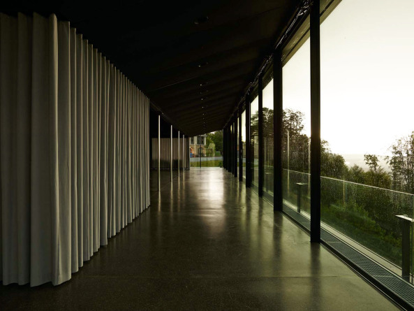 Gurten, Wabern, Schweiz, Pavillon, Stiftung Gurten, Park im Grnen, Gurten Pavillon, mlzd, Bankett, Fest, Eventlokal, Bern, Transparenz, Saal, Stahlplattform, Stahl, steel, pavilion, Dachkonstruktion, Masivstahlsttzen, Glas, Fassade, Stahlseilverspannung, Vorhang, Terrazzoboden, Messing, Kunst am Bau, Terrasse, Beton, Pendelsttze