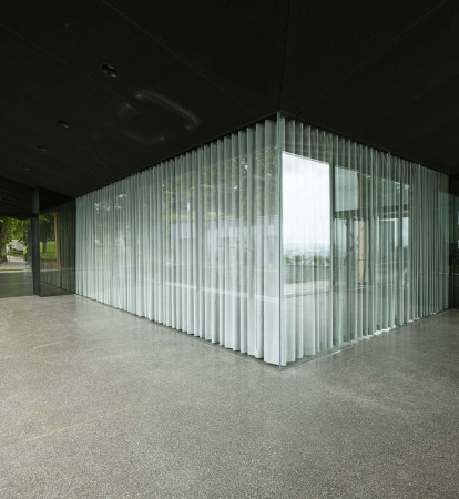 Gurten, Wabern, Schweiz, Pavillon, Stiftung Gurten, Park im Gr�nen, Gurten Pavillon, mlzd, Bankett, Fest, Eventlokal, Bern, Transparenz, Saal, Stahlplattform, Stahl, steel, pavilion, Dachkonstruktion, Masivstahlst�tzen, Glas, Fassade, Stahlseilverspannung, Vorhang, Terrazzoboden, Messing, Kunst am Bau, Terrasse, Beton, Pendelst�tze