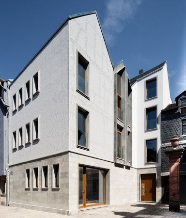 Franken Architekten, Kleine Rittergasse 11, Frankfurt, Sachsenhausener Altstadt, Wohn- und Atelierhaus, Wohnen, Atelier, housing, studio, Denkmalschutz, heritage, Abriss, Neubau, Baulcke, Naturstein, Zitterstrich, Fassade, Fachwerk, Granulatplatte, Putzfassade, Arts and Crafts Chic, Holz, Messing, Eiche, Fliesen, oak tree, tile, Crowdfunding, Partizipation, Fotostudio, Ausstellungsraum