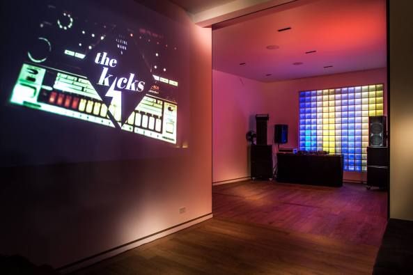 Franken Architekten, Kleine Rittergasse 11, Frankfurt, Sachsenhausener Altstadt, Wohn- und Atelierhaus, Wohnen, Atelier, housing, studio, Denkmalschutz, heritage, Abriss, Neubau, Baulcke, Naturstein, Zitterstrich, Fassade, Fachwerk, Granulatplatte, Putzfassade, Arts and Crafts Chic, Holz, Messing, Eiche, Fliesen, oak tree, tile, Crowdfunding, Partizipation, Fotostudio, Ausstellungsraum