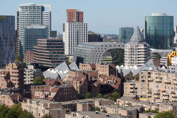MVRDV; Rotterdam, Markethal, Markhalle Rotterdam, Hybrid, Mega-Markt, Shoppen mit MVRDV, Cornucopia, Horn of Plenty, Fassade, facade, Arno Coenen, Iris Roskam, Pixar Studios,  Erffnung in Rotterdam, Knigin Maxima, Superdutch, Nathalie de Vries, Winy Maas, Jacob van Rijs, Netherlands, construction, mega-project, Rotterdam Markhal opens today: a mix of housing and market, Markthal Rotterdam, J.P van Eesteren, Mobilis, Martens en Van Oord, Laurenskwartier, chinese to dutch, The World of Taste, shops, shopping, einkaufen in Holland, Einkaufen in Rotterdam, City of Rotterdam, Fischmarkt, Gemse, Obst, fresh fruits in rotterdamwww.markthalrotterdam.nl, nl, Baunetz, architecture, Architektur, Baunetz-Meldungen, Highlight in Holland, niederlndische Superlative, Markthalle von MVRDV, Triumphbogen