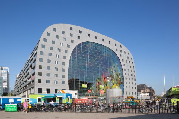 MVRDV; Rotterdam, Markethal, Markhalle Rotterdam, Hybrid, Mega-Markt, Shoppen mit MVRDV, Cornucopia, Horn of Plenty, Fassade, facade, Arno Coenen, Iris Roskam, Pixar Studios,  Erffnung in Rotterdam, Knigin Maxima, Superdutch, Nathalie de Vries, Winy Maas, Jacob van Rijs, Netherlands, construction, mega-project, Rotterdam Markhal opens today: a mix of housing and market, Markthal Rotterdam, J.P van Eesteren, Mobilis, Martens en Van Oord, Laurenskwartier, chinese to dutch, The World of Taste, shops, shopping, einkaufen in Holland, Einkaufen in Rotterdam, City of Rotterdam, Fischmarkt, Gemse, Obst, fresh fruits in rotterdamwww.markthalrotterdam.nl, nl, Baunetz, architecture, Architektur, Baunetz-Meldungen, Highlight in Holland, niederlndische Superlative, Markthalle von MVRDV, Triumphbogen