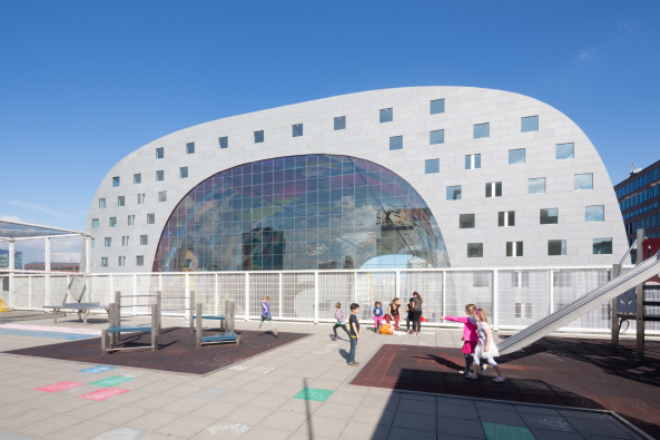 MVRDV; Rotterdam, Markethal, Markhalle Rotterdam, Hybrid, Mega-Markt, Shoppen mit MVRDV, Cornucopia, Horn of Plenty, Fassade, facade, Arno Coenen, Iris Roskam, Pixar Studios,  Erffnung in Rotterdam, Knigin Maxima, Superdutch, Nathalie de Vries, Winy Maas, Jacob van Rijs, Netherlands, construction, mega-project, Rotterdam Markhal opens today: a mix of housing and market, Markthal Rotterdam, J.P van Eesteren, Mobilis, Martens en Van Oord, Laurenskwartier, chinese to dutch, The World of Taste, shops, shopping, einkaufen in Holland, Einkaufen in Rotterdam, City of Rotterdam, Fischmarkt, Gemse, Obst, fresh fruits in rotterdamwww.markthalrotterdam.nl, nl, Baunetz, architecture, Architektur, Baunetz-Meldungen, Highlight in Holland, niederlndische Superlative, Markthalle von MVRDV, Triumphbogen