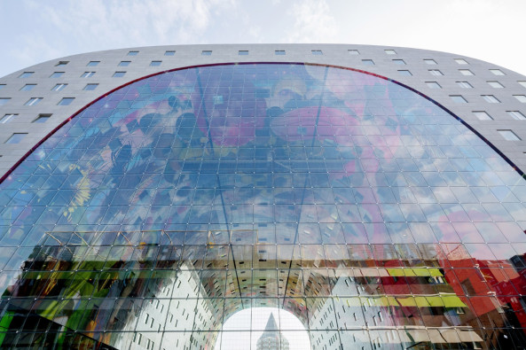 MVRDV; Rotterdam, Markethal, Markhalle Rotterdam, Hybrid, Mega-Markt, Shoppen mit MVRDV, Cornucopia, Horn of Plenty, Fassade, facade, Arno Coenen, Iris Roskam, Pixar Studios,  Erffnung in Rotterdam, Knigin Maxima, Superdutch, Nathalie de Vries, Winy Maas, Jacob van Rijs, Netherlands, construction, mega-project, Rotterdam Markhal opens today: a mix of housing and market, Markthal Rotterdam, J.P van Eesteren, Mobilis, Martens en Van Oord, Laurenskwartier, chinese to dutch, The World of Taste, shops, shopping, einkaufen in Holland, Einkaufen in Rotterdam, City of Rotterdam, Fischmarkt, Gemse, Obst, fresh fruits in rotterdamwww.markthalrotterdam.nl, nl, Baunetz, architecture, Architektur, Baunetz-Meldungen, Highlight in Holland, niederlndische Superlative, Markthalle von MVRDV, Triumphbogen