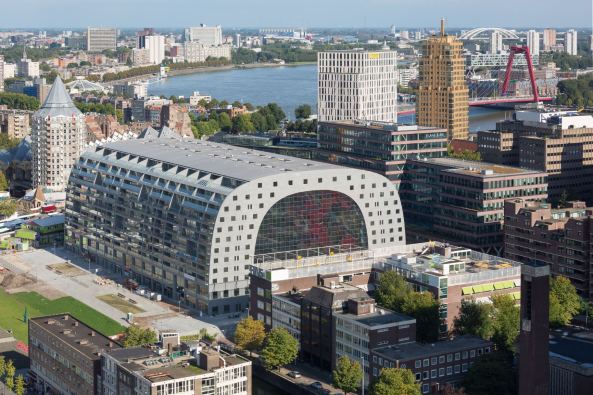 MVRDV; Rotterdam, Markethal, Markhalle Rotterdam, Hybrid, Mega-Markt, Shoppen mit MVRDV, Cornucopia, Horn of Plenty, Fassade, facade, Arno Coenen, Iris Roskam, Pixar Studios,  Erffnung in Rotterdam, Knigin Maxima, Superdutch, Nathalie de Vries, Winy Maas, Jacob van Rijs, Netherlands, construction, mega-project, Rotterdam Markhal opens today: a mix of housing and market, Markthal Rotterdam, J.P van Eesteren, Mobilis, Martens en Van Oord, Laurenskwartier, chinese to dutch, The World of Taste, shops, shopping, einkaufen in Holland, Einkaufen in Rotterdam, City of Rotterdam, Fischmarkt, Gemse, Obst, fresh fruits in rotterdamwww.markthalrotterdam.nl, nl, Baunetz, architecture, Architektur, Baunetz-Meldungen, Highlight in Holland, niederlndische Superlative, Markthalle von MVRDV, Triumphbogen