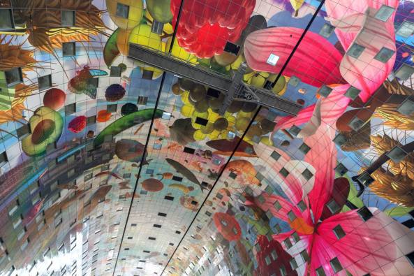 MVRDV; Rotterdam, Markethal, Markhalle Rotterdam, Hybrid, Mega-Markt, Shoppen mit MVRDV, Cornucopia, Horn of Plenty, Fassade, facade, Arno Coenen, Iris Roskam, Pixar Studios,  Erffnung in Rotterdam, Knigin Maxima, Superdutch, Nathalie de Vries, Winy Maas, Jacob van Rijs, Netherlands, construction, mega-project, Rotterdam Markhal opens today: a mix of housing and market, Markthal Rotterdam, J.P van Eesteren, Mobilis, Martens en Van Oord, Laurenskwartier, chinese to dutch, The World of Taste, shops, shopping, einkaufen in Holland, Einkaufen in Rotterdam, City of Rotterdam, Fischmarkt, Gemse, Obst, fresh fruits in rotterdamwww.markthalrotterdam.nl, nl, Baunetz, architecture, Architektur, Baunetz-Meldungen, Highlight in Holland, niederlndische Superlative, Markthalle von MVRDV, Triumphbogen