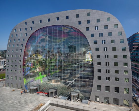 MVRDV; Rotterdam, Markethal, Markhalle Rotterdam, Hybrid, Mega-Markt, Shoppen mit MVRDV, Cornucopia, Horn of Plenty, Fassade, facade, Arno Coenen, Iris Roskam, Pixar Studios,  Erffnung in Rotterdam, Knigin Maxima, Superdutch, Nathalie de Vries, Winy Maas, Jacob van Rijs, Netherlands, construction, mega-project, Rotterdam Markhal opens today: a mix of housing and market, Markthal Rotterdam, J.P van Eesteren, Mobilis, Martens en Van Oord, Laurenskwartier, chinese to dutch, The World of Taste, shops, shopping, einkaufen in Holland, Einkaufen in Rotterdam, City of Rotterdam, Fischmarkt, Gemse, Obst, fresh fruits in rotterdamwww.markthalrotterdam.nl, nl, Baunetz, architecture, Architektur, Baunetz-Meldungen, Highlight in Holland, niederlndische Superlative, Markthalle von MVRDV, Triumphbogen